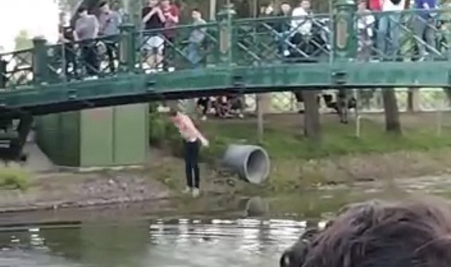 Alkış eşliğinde çocukların tehlikeli oyunu