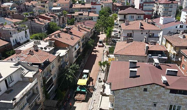 Altyapı yenileme çalışmaları tamamlanan sokaklar sıcak asfalt konforu ile buluşuyor
