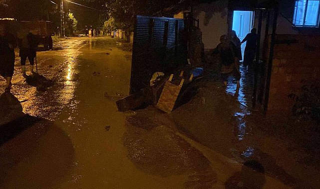 Amasya'da Kumluk Deresi taştı, ev ve ahırları su bastı