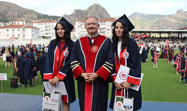 Amasyalı ikizler, üniversiteyi birinci ve ikinci sırada bitirdi