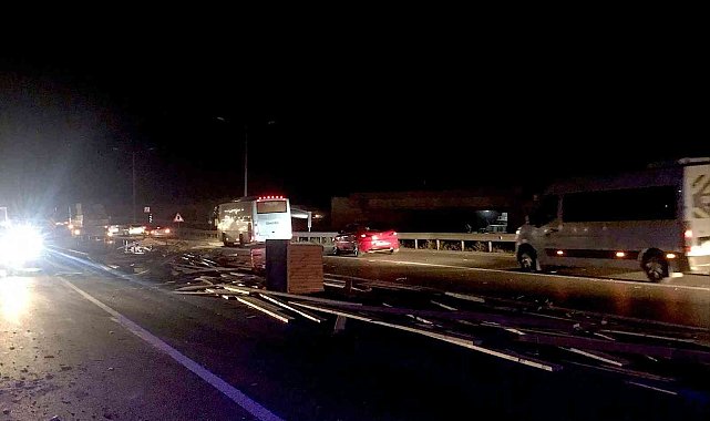 Ambulans, kamyon kasasından dökülen kerestelere çarptı : 1 yaralı