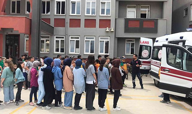 Ambulans ve sağlık hizmetleri öğrencilere tanıtıldı