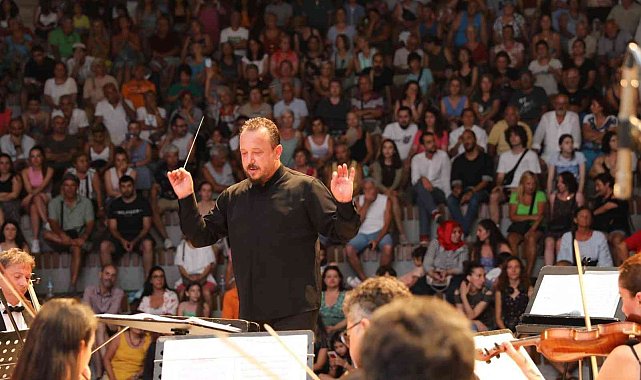 Amfi tiyatronun ilk konserine Didimliler yoğun ilgi gösterdi
