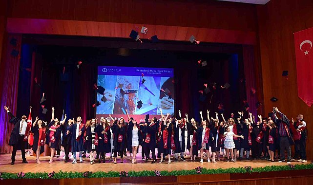 Anadolu Üniversitesi lisansüstü mezunlarını uğurladı