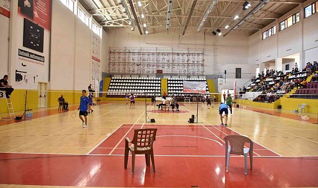 Analig badminton çeyrek finalleri Elazığ&#039;da başladı