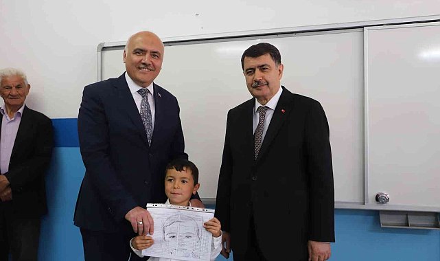 Ankara Valisi Şahin'den karne alan öğrencilere ziyaret