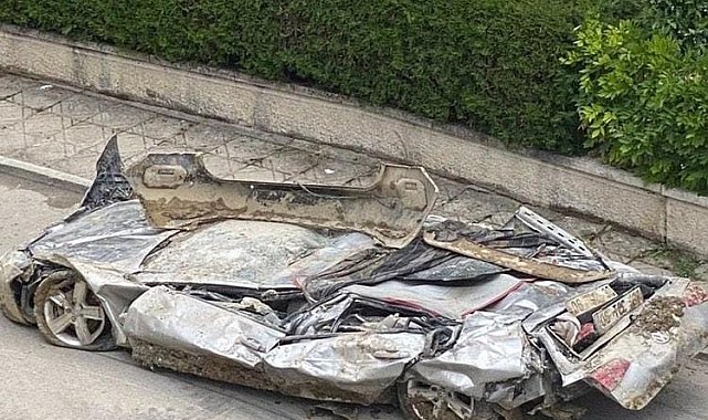 Ankara'da istinat duvarının altında kalan otomobil adeta kağıda döndü