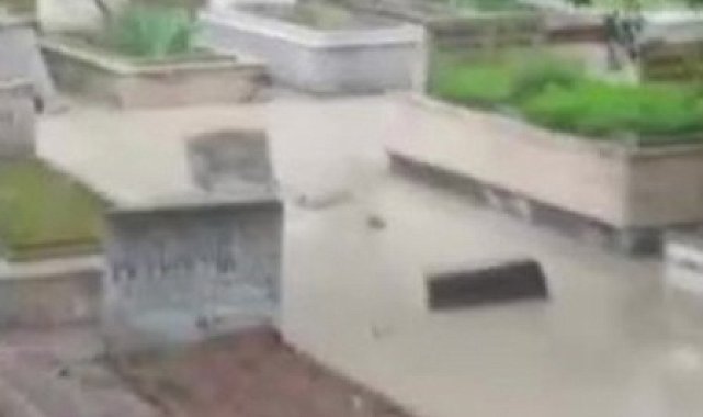 Ankara&#039;da sel Karşıyaka Mezarlığını da vurdu