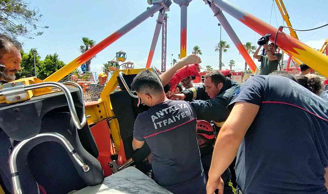 Antalya&#039;da lunaparkta salıncak platformdan çıktı, 3 çocuk yaralandı