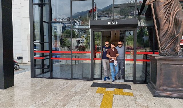Antalya&#039;da maskeli silahlı zincir market soyguncusu tutuklandı
