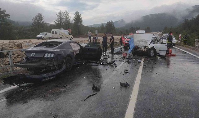 Antalya'da otomobiller kafa kafaya çarpıştı: 1 ölü, 3 yaralı