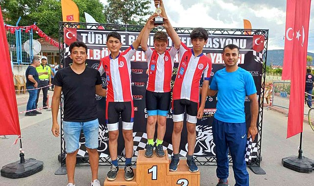 Antalyasporlu genç bisikletçiler Burdur'da ikinci oldu