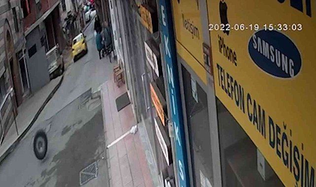 Aracın lastiği yerinden çıkıp kuaför dükkanına böyle çarptı