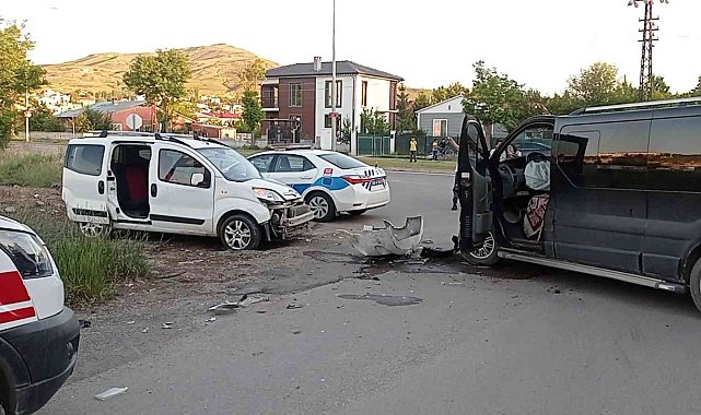 Araçlar kafa kafaya çarpıştı, 6 yaralı