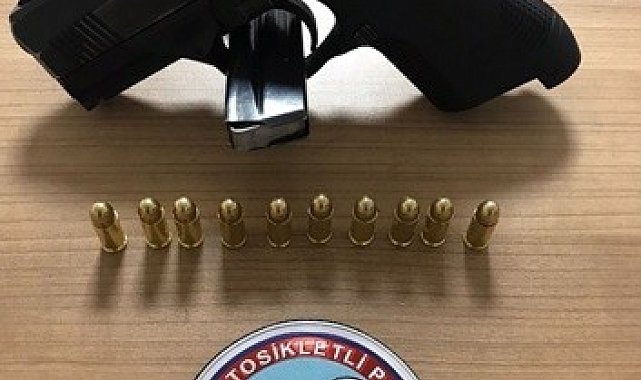 Aranması olan şahıs üzerinde silahla birlikte yakalandı