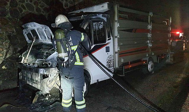 Arı kovanı yüklü kamyonet alev alev yandı, arılar son anda kurtarıldı