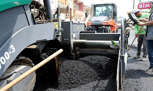 Asfalt serim işlemi Geyve'de sürüyor