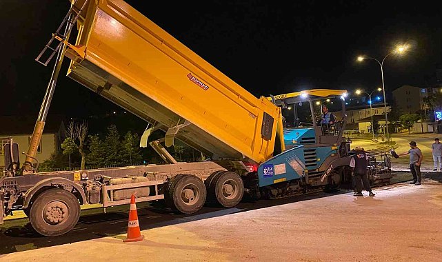 Asfaltlama çalışmasının tamamlanması için gece gündüz çalışıyorlar
