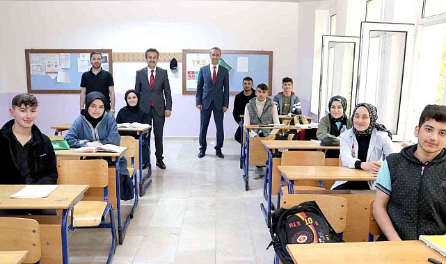 Aslan, Koyulhisar'da okulları ziyaret etti