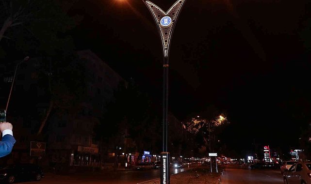 Atatürk Bulvarı'nda ışıklandırma montaj çalışmaları başladı