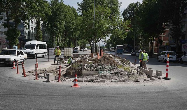 Atatürk Bulvarı'nda refüj ve aydınlatma çalışmaları