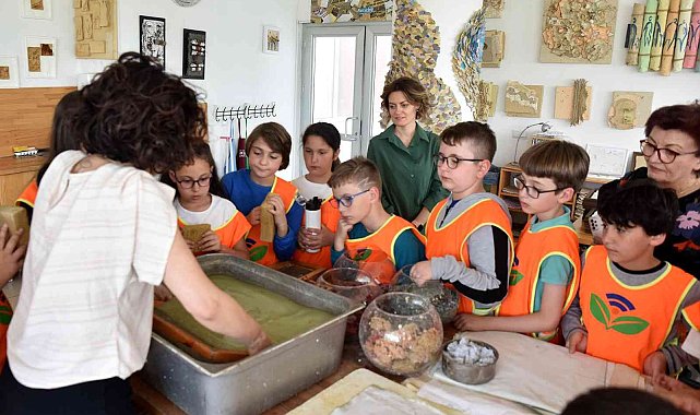 Atık kağıtlar sanata dönüşürken geri dönüşüm bilinci aşılıyor