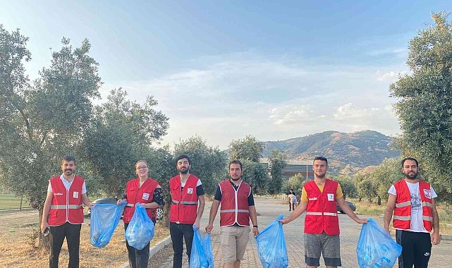 Aydın Genç Kızılay ekibi temiz bir gelecek için plastik atıkları topladı
