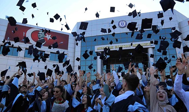 Aydın MYO&#039;da öğrencilerin mezuniyet sevinci