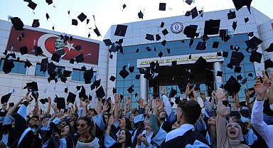 Aydın MYO'da öğrencilerin mezuniyet sevinci