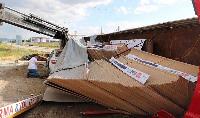 Aynı aileden 4 işinin içinde uyuduğu otomobilin üzerine MDF yüklü tır devrildi