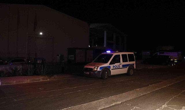 Ayrılma aşamasındaki karısının iş yerinde bir kişiyi rehin aldı, sonra da araya giren kişiyi öldürdü