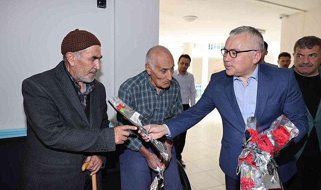 Babalar gününde huzurevine anlamlı ziyaret