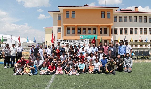 Bahar şenliğinde liseliler doyasıya eğlendi