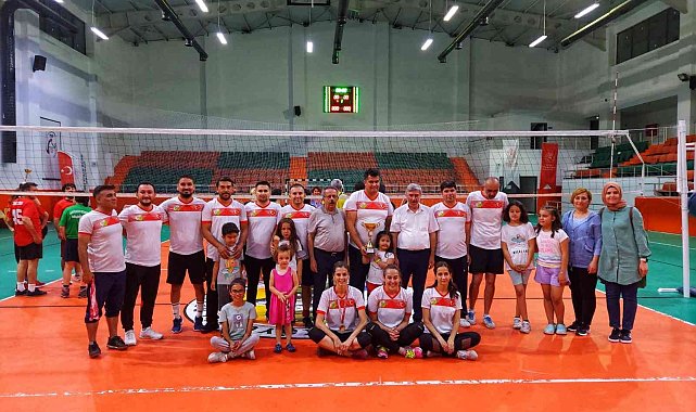 Bahar Voleybol Turnuvası&#039;nda Toparlar Ortaokulu şampiyon oldu