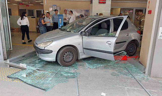 Bahçelievler&#039;de geri geri giden otomobil bankaya daldı: 2 yaralı