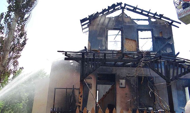 Bahçesindeki şömineyi yakayım derken 2 katlı evi yandı