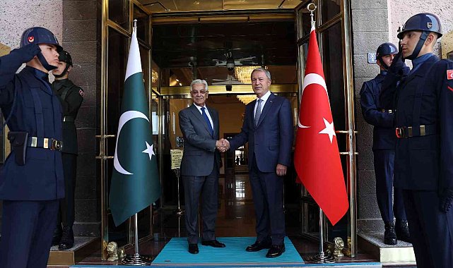 Bakan Akar, Pakistan Savunma Bakanı Asif ile bir araya geldi