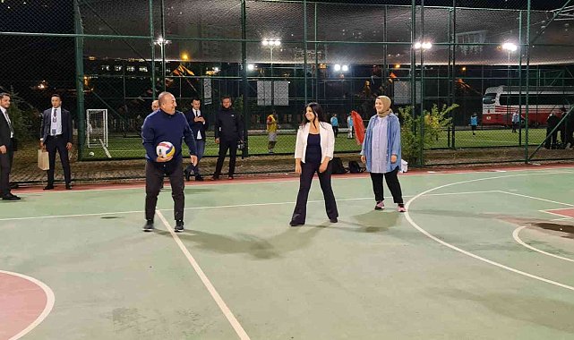 Bakan Çavuşoğlu, basın mensuplarıyla voleybol oynadı