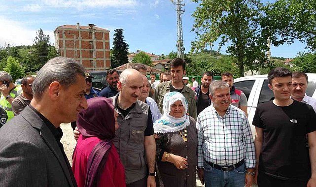 Bakan Karaismailoğlu&#039;nun önüne çıkan kadın, yaşadıkları su ve yol sorunlarını anlattı