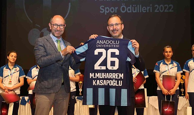 Bakan Kasapoğlu Eskişehir'de öğrencilerle buluştu