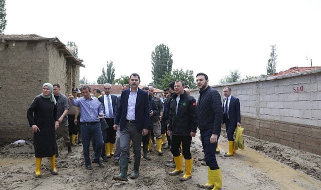 Bakan Kurum, selden etkilenen Haymana'da incelemelerde bulundu