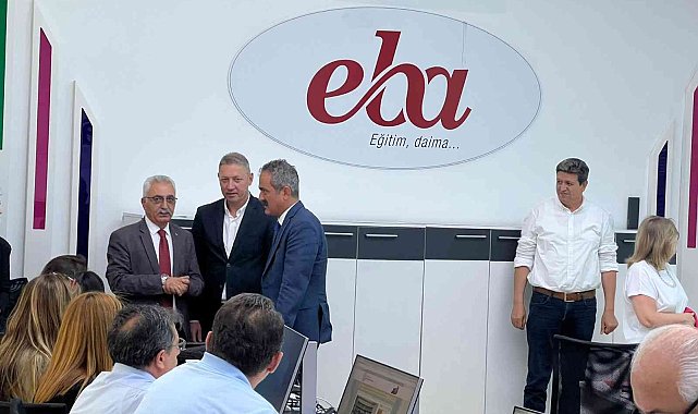 Bakan Özer, LGS çerçevesindeki sınavın canlı olarak takip edildiği merkezde