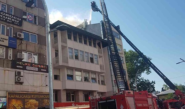 Bakırköy&#039;de iş hanının çatısında korkutan yangın