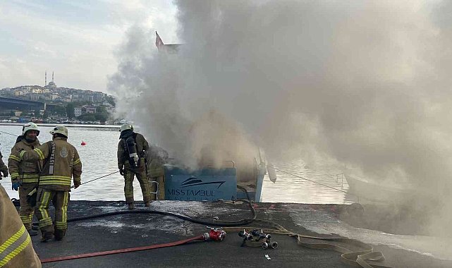 Balat'ta sahile demirleyen tekne yandı: İçerde uyuyan karı koca son anda kurtuldu