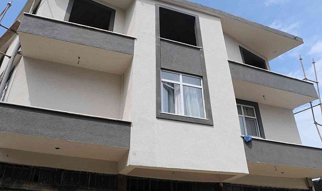 Balkonu var ama balkona çıkış kapısı yok