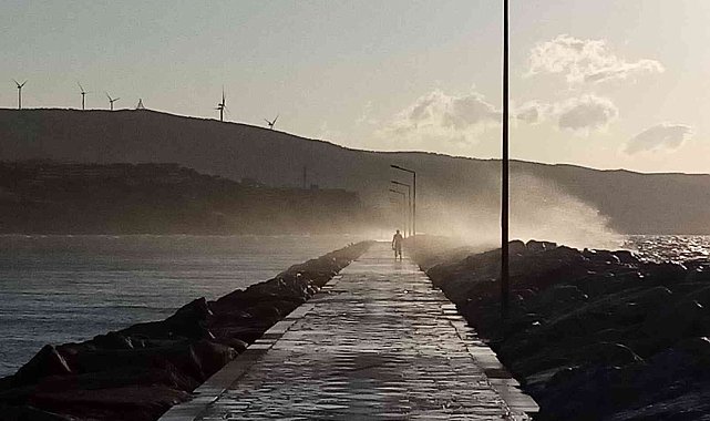 Bandırma'da fırtına etkili oluyor
