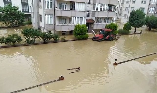 Bartın&#039;da evlerinde mahsur kalanlara traktörle ekmek dağıtıldı