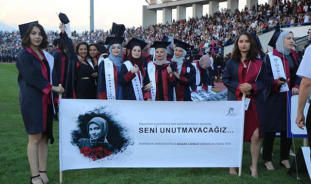 Başak Cengiz Mimarlık Fakültesi yeni ismiyle ilk mezunlarını verdi