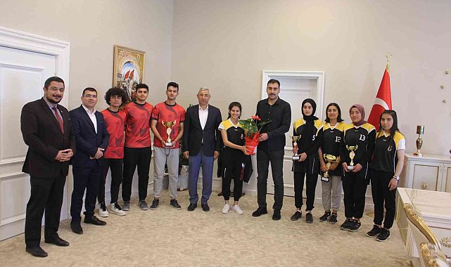 Başarılı olan takımlara çiçek hediyesi