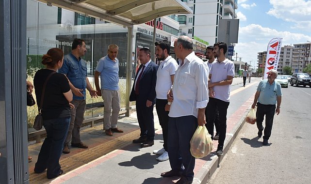 Başkan Beyoğlu otobüs durağında vatandaşların taleplerini dinledi
